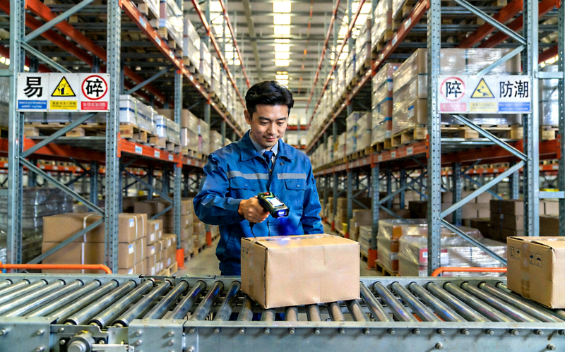 国际物流安全操作现场图 - 工作人员在现代化仓库中扫描检查包裹，背景是清晰的货架与安全标识